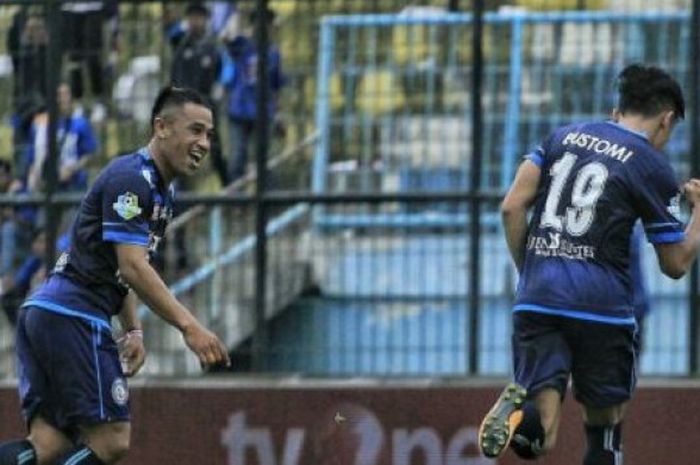 Ahmad Bustomi merayakan golnya ke gawang Persiba Balikpapan, Jumat (18/8/2017).