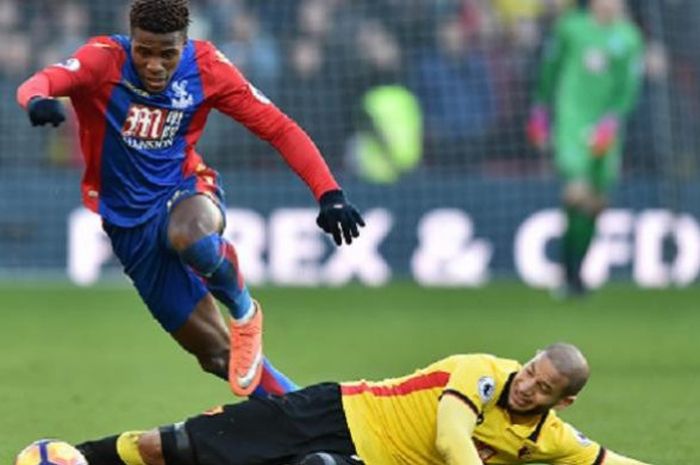  Wilfried Zaha melewati pemain Watford dalam laga Liga Premier Inggris 