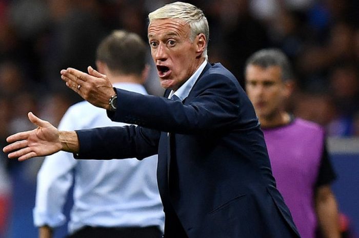 Ekspresi pelatih tim nasional Prancis, Didier Deschamps, saat memberikan instruksi kepada para pemainnya dalam pertandingan Kualifikasi Piala Dunia 2018 zona Eropa Grup A menghadapi  Luksemburg di Stadion Municipal Toulouse, Prancis, pada Minggu (3/9/2017).