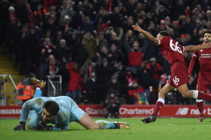 Pemain Liverpool FC, Trent Alexander-Arnold (tengah), merayakan gol yang dia cetak ke gawang Swansea City dalam laga Liga Inggris di Stadion Anfield, Liverpool, pada 26 Desember 2017.