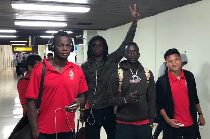 Pemain Sriwijaya FC, Mahamadou Ndiaye, Bio Paulin, Makan Konate dan Syahrian Abimanyu saat transit di Bandara Soekarno-Hatta menuju Bali, Senin (12/2/2018)