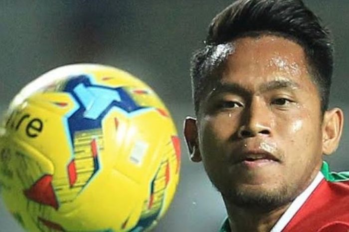  Winger Indonesia, Andik Vermansah saat masih main pada awal babak pertama kontra Thailand di Stadion Pakansari, Kabupaten Bogor, Rabu (14/12/2016) malam.  