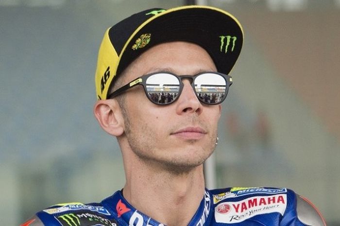Pebalap Movistar Yamaha, Valentino Rossi, bereaksi di paddock pada sesi latihan bebas pertama GP Qatar yang berlangsung di Sirkuit Internasional, Losail, Kamis (23/3/2017).