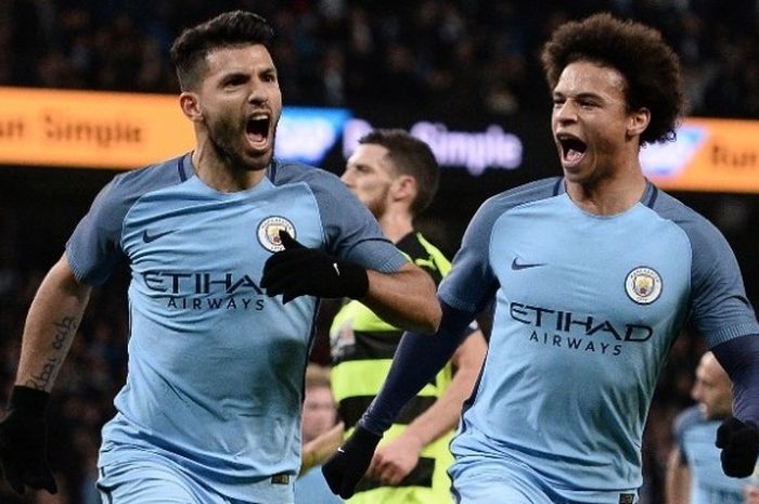 Striker Manchester City, Sergio Aguero (kiri), melakukan selebrasi bersama rekannya asal Jerman, Leroy Sane, usai mencetak gol kedua City ke gawang Huddersfield Town pada pertandingan ulangan babak kelima Piala FA di Stadion Etihad, Manchester, Rabu (1/3/2017).