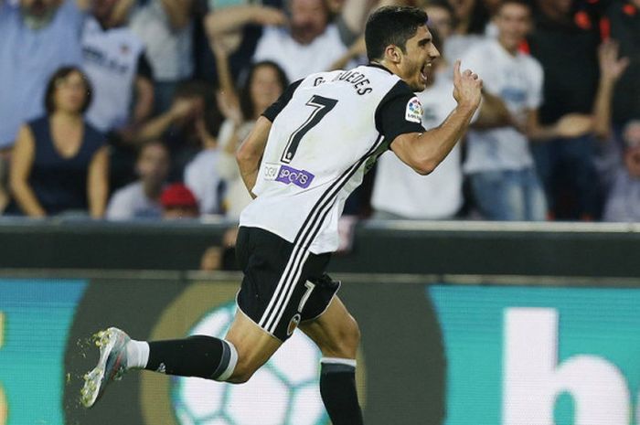 Selebrasi gelandang Valencia, Goncalo Guedes, seusai mencetak gol ke gawang Sevilla dalam laha Liga Spanyol 2017-2018 di Stadion Mestalla, Valencia, Spanyol, pada Sabtu (21/10/2017).