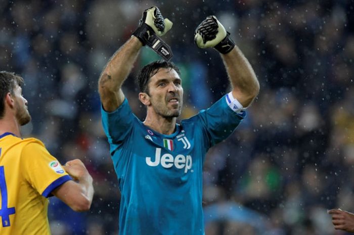 Kiper Juventus, Gianluigi Buffon, merayakan kemenangan atas Udinese dalam laga Liga Italia di Stadion Friuli, Udine, pada 22 Oktober 2017.