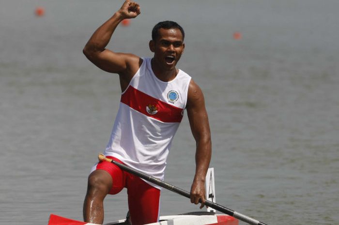 Atlet kano Indonesia, Eka Octarorianus, meluapkan rasa bahagia setelah meraih emas pertama untuk Indonesia di SEA Games 2011 melalui nomor 1.000 meter C1 putra yang digelar di Situ Cipule, Karawang, Jawa Barat, Jumat, 11 November 2011.