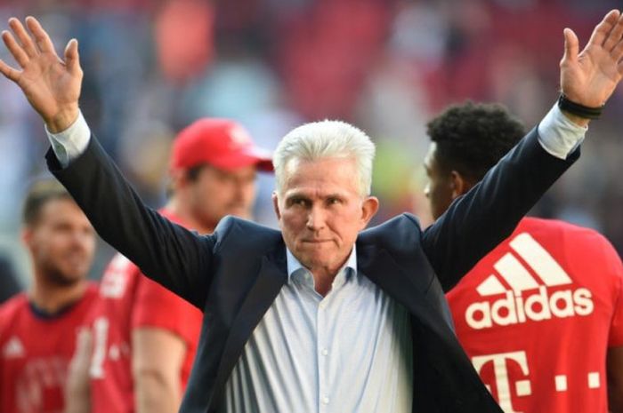 Reaksi Jupp Heynckes setelah Bayern Muenchen dipastikan menjuarai Liga Jerman setuntasnya partai kontra Augsburg, 7 April 2018.