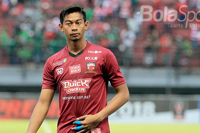 Kiper Madura United, Satria Tama, melakukan pemanasan menjelang dimulainya laga pekan kedua Piala Presiden 2018 Grup C melawan PS Tira Bantul di Stadion Gelora Bung Tomo Surabaya, Jawa Timur, Selasa (23/01/2018) sore.