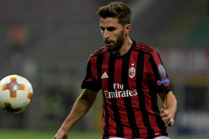 Pemain sayap AC Milan, Fabio Borini, berusaha menguasai bola di pertandingan Liga Europa melawan HNK Rijeka di Stadion San Siro pada 28 September 2017. 