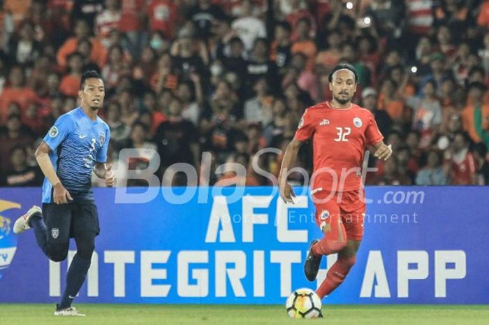   Gelandang Persija, Rohit Chand, beraksi pada laga kelima Grup H Piala AFC 2018 melawan Johor Darul Takzim di Stadion Utama Gelora Bung Karno, Selasa (10/4/2018).   