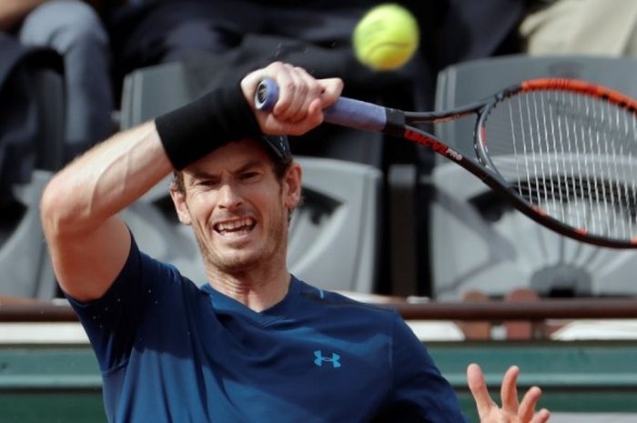 Petenis putra Inggris Raya, Andy Murray, saat menjalani pertandingan melawan Andrey Kuznetsov (Rusia) pada babak kesatu turnamen Roland Garros 2017 di Paris, Prancis, Selasa (30/5/2017). Murray menang dengan skor 6-4, 4-6, 6-2, 6-0.