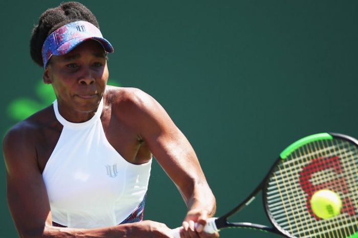 Aksi petenis tunggal putri Amerika Serikat, Venus Williams, pada ajang Miami Open 2018.