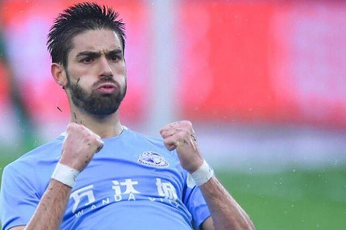 Ekspresi pemain sayap, Dalian Yifang, Yannick Carrasco seusai mencetak gol pada Liga Super China 2018. 