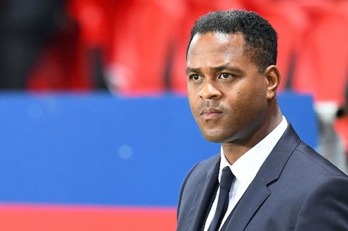 Direktur klub sepak bola Paris Saint-Germain, Patrick Kluivert, saat menunggu dimulainya laga Grup A Liga Champions 2016-2017 antara Paris Saint-Germain (PSG) versus Basel di Stadion Parc des Princes, Paris, pada 19 Oktober 2016.