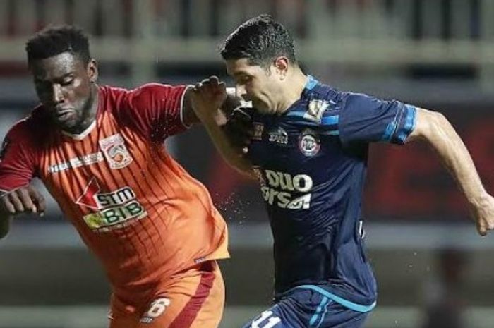 Bek Pusamania Borneo FC (PBFC) II, Dirkir Kohn Glay (kiri)  mencoba menghalangi aksi gelandang Arema FC, Esteban Vizcarra pada final Piala Presiden 2017 di Stadion Pakansari, Kab Bogor, Minggu (12/3/2017) malam.  