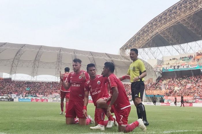 Striker Persija Jakarta Marko Simicv (kiri) selebrasi dengan rekan-rekannya usai membobol gawang Arema FC dalam lanjutan Go-Jek Liga 1 2018 di Stadion Kanjuruhan, Kepanjen, Kabupaten Malang, Minggu (5/8/2018) malam WIB. Laga ini berakhir 1-1.