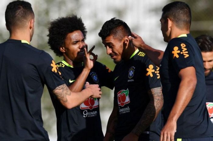 Gelandang Brasil yang kini membela FC Barcelona, Paulinho (kedua dari kanan), saat dijahili rekan setimnya dalam sesi latihan timnas Brasil di Sao Paulo, 20 Maret 2017.