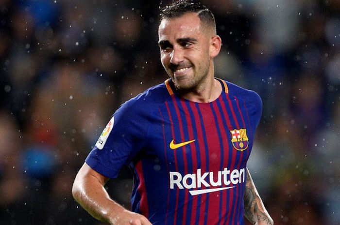 Pemain FC Barcelona, Paco Alcacer, melakukan selebrasi setelah mencetak gol pembuka di pertandingan lanjutan Liga Spanyol melawan Sevilla, Sabtu (5/11/2017) waktu setempat.