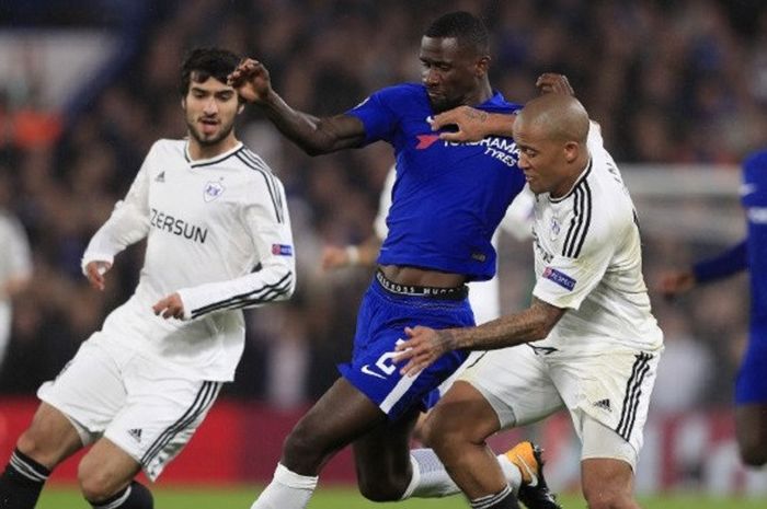 Bek Chelsea, Antonio Ruediger (tengah) diapit oleh dua pemain Qarabag saat kedua tim bertemu di laga Liga Champions Grup C pada 12 September 2017.