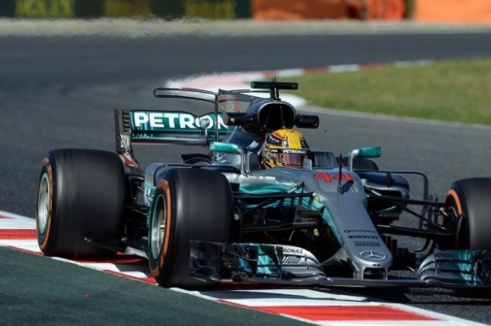 Pebalap Mercedes, Lewis Hamilton, memacu mobil pada sesi latihan pertama GP Spanyol di Circuit de Barcelona-Catalunya, Jumat (12/5/2017).