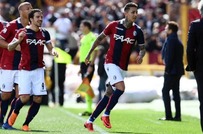  Erick Pulgar (kanan) merayakan golnya untuk Bologna ke gawang AS Roma dalam partai Liga Italia di Stadion Renato Dall'Ara, 31 Maret 2018. 