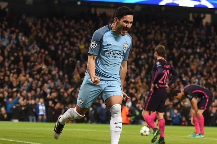 Gelandang Manchester City, Ilkay Guendogan, merayakan gol yang dia cetak ke gawang FC Barcelona dalam pertandingan Grup C Liga Champions di Stadion Etihad, Manchester, Inggris, 1 November 2016.