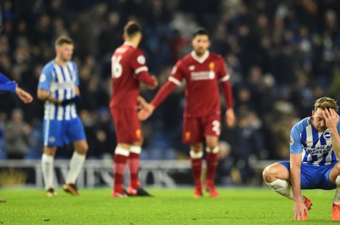 Reaksi gelandang Brighton, Dale Stephens (kanan), dalam laga Liga Inggris kontra Liverpool FC di Stadion Amex, Brighton, pada 2 Desember 2017.