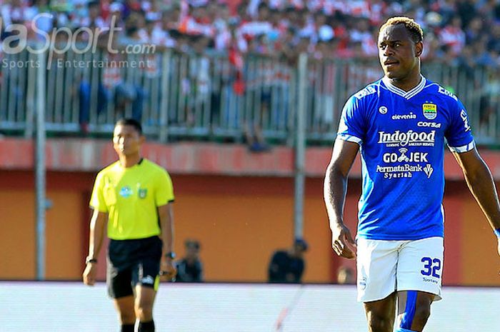 Bek Persib Bandung, Victor Igbonefo, saat tampil melawan Madura United pada pekan ketujuh Liga 1 2018 di Stadion Gelora Ratu Pamellingan Pamekasan, Jawa Timur, Jumat (04/05/2018) sore.