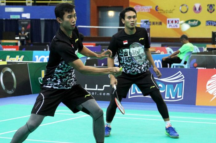 Pasangan ganda putra nasional Indonesia, Mohammad Ahsan (kanan)/Rian Agung Saputro, saat menjalani laga melawan tim Filipina pada fase penyisihan Grup D Kejuaraan Asia Beregu 2018 di Stadium Sultan Abdul Halim, Alor Setar, Kedah, Malaysia, Rabu (7/2/2018).