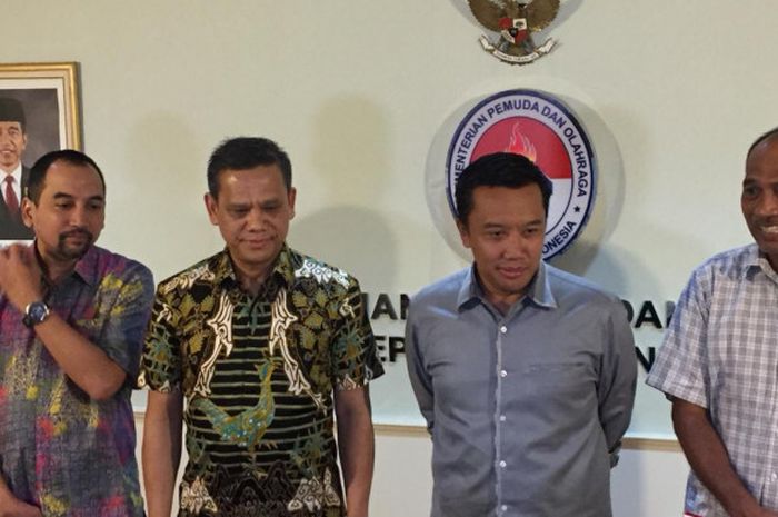 CEO PT Liga Indonesia Baru, Risha Adi Wijaya (kiri), bersama Direktur Utama PT Liga Indonesia Baru, Berlinton Siahaan (kedua dari kiri), menggelar pertemuan dengan Menpora, Imam Nahrawi (kedua dari kanan), dan Deputi IV Kemenpora, Mulyana (kanan) di Kantor Kemenpora, Senayan, Jakarta Pusat, Rabu (21/3/2018)