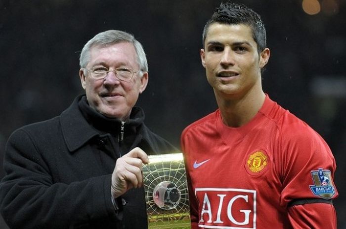 Cristiano Ronaldo (kanan) berpose dengan pelatihnya di Manchester United, Sir Alex Ferguson, sambil 