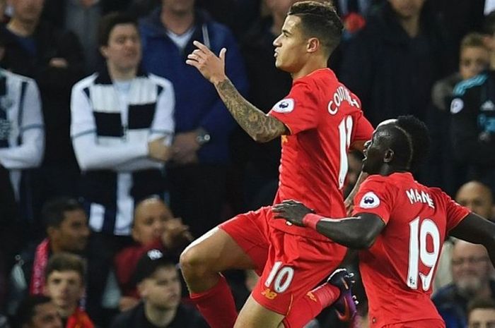 Aksi perayaan gol gelandang Liverpool, Philippe Coutinho (kiri), bersama Sadio Mane setelah menjebol gawang West Bromwich Albion dalam laga Premier League di Stadion Anfield, 22 Oktober 2016.