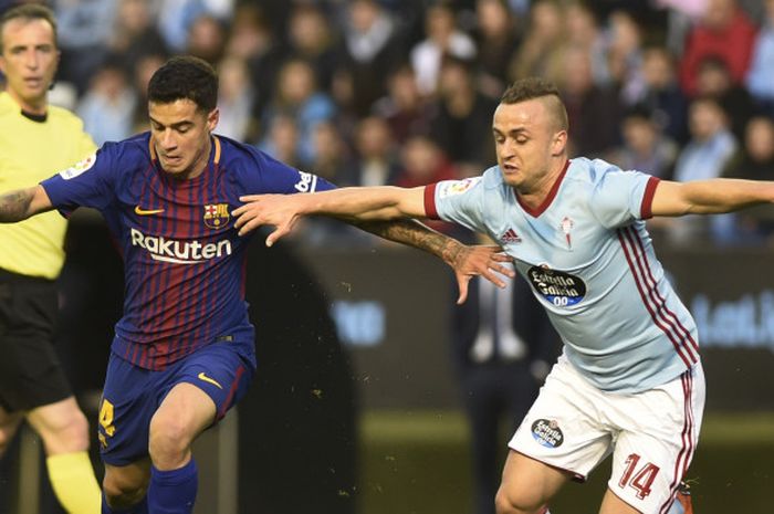 Gelandang FC Barcelona, Philippe Coutinho (kiri), berduel dengan pemain Celta Vigo, Stanislav Lobotka, dalam laga Liga Spanyol di Stadion Balaidos, Vigo pada 17 April 2018.