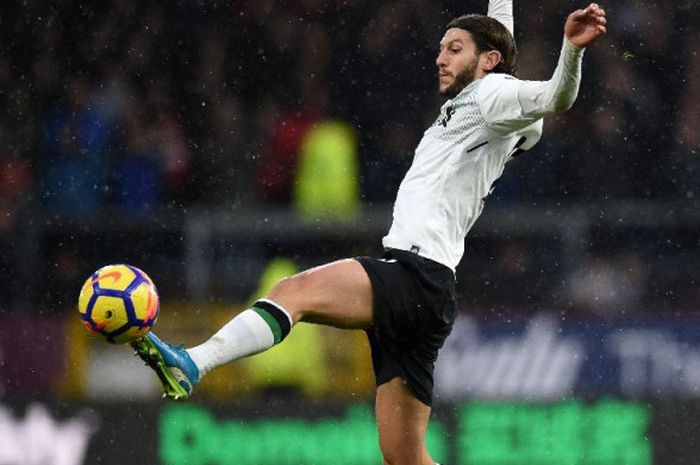 Gelandang Liverpool, Adam Lallana, mengontrol bola pada laga Liga Inggris kontra Burnley di Turf Moor, Burnley, 1 Januari 2018.