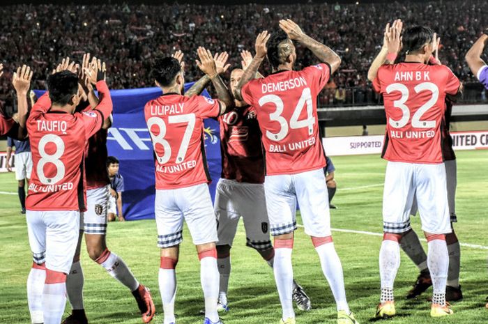 Salam antara pemain Bali United dan pemain Tampines Rovers FC sesaat sebelum bertanding pada babak kualifikasi Liga Champion Asia 2018 di Stadion Kapten I Wayan Dipta, Gianyar, Selasa (16/1/2018)