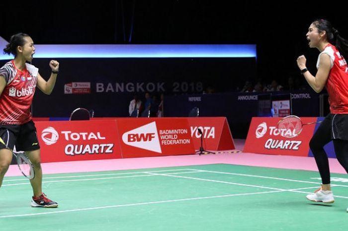  Pasangan ganda putri Indonesia, Della Destiara Haris/Rizki Amelia Pradipta, bereaksi setelah memastikan kemenangan Indonesia pada penyisihan Grup D Piala Uber 2018 melawan Malaysia. Della/Rizki menang dengan skor 4-22, 20-22, 21-12 pada laga yang berlangsung di Impact Arena, Bangkok, Thailand, Senin (21/5/2018). 