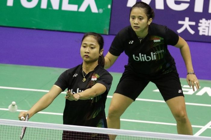 Pasangan ganda putri Indonesia, Anggia Shitta Awanda/Ni Ketut Mahadewi Istarani, saat menjalani pertandingan melawan Misaki Matsutomo/Ayaka Takahashi (Jepang) pada babak kedua turnamen Hong Kong Terbuka di Hong Kong Coliseum, Kamis (24/11/2016). Anggia/Ketut kalah 19-21, 11-21.