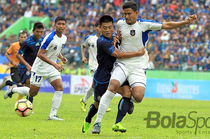 Gelandang Arema FC, Jefri Kurniawan (kedua dari kanan), berebut bola dengan bek PSIS Semarang, Haudi Abdillah, dalam laga uji coba di Stadion Gajayana Malang, Jawa Timur, Kamis (04/01/2017) sore.