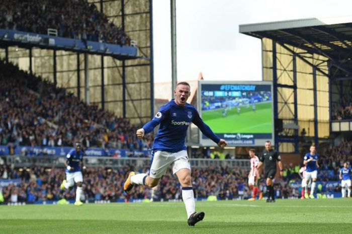 Penyerang Everton, Wayne Rooney, merayakan gol yang ia cetak ke gawang Stoke pada laga Liga Inggris di Goodison Park, Everton, pada Sabtu (12/8/2017).