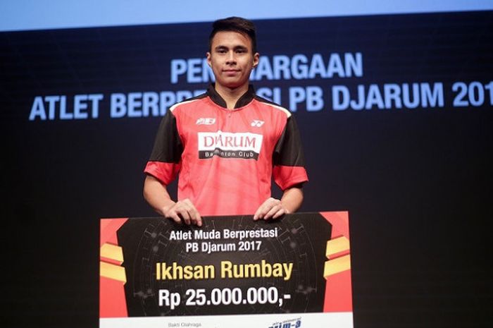 Pebulu tangkis tunggal putra nasional, Ikhsan Leonardo Imanuel Rumbay, berpose setelah menjadi atlet terbaik PB Djarum dalam acara penghargaan yang diberikan di Plaza Senayan, Jakarta, Kamis (11/1/2018).