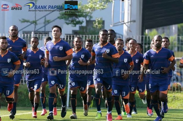 Skuat Persipura Jayapura saat berlatih di Lapangan ABC Senayan, Jakarta, Selasa (8/5/2018).