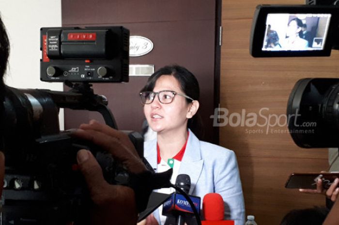  Sekjen PSSI, Ratu Tisha Destria, menjawab pertanyaan berbagai media saat berkunjung ke Kompas Gramedia di Jakarta, 8 Agustus 2018. 