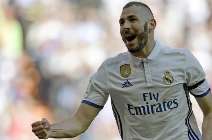 Striker Real Madrid, Karim Benzema, melakukan selebrasi setelah mencetak gol ke gawang Deportivo Alaves dalam laga lanjutan Liga Spanyol di Stadion Santiago Bernabeu, Minggu (2/4/2017) waktu setempat.