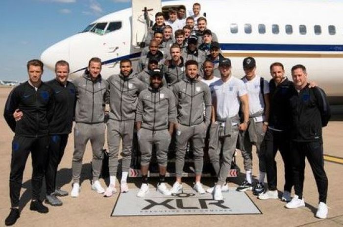  Timnas Inggris baru saja tiba di Bandara Birmingham. 