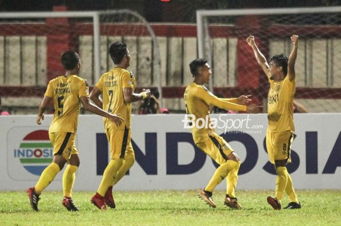   Gelandang Bhayangkara FC, Muhammad Hargianto, merayakan gol ke gawang Mitra Kukar pada laga Liga 1