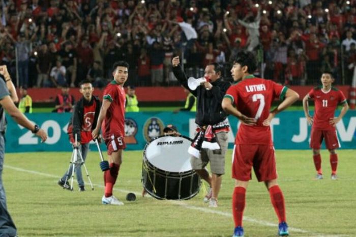 Nurhidayat Haji Haris (tengah) menjadi dirigen Nusantara Clap usai laga timnas U-19 Indonesia melawan Vietnam di Stadion Gelora Delta SIdoarjo, Sabtu (7/7/2018).