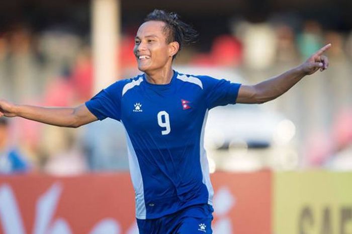 Selebrasi penyerang timnas Nepal, Sunil Bal seusai mencetak gol ke gawang tuan rumah Bangladesh pada laga terakhir Grup A Piala SAFF 2018 di Stadion Nasional Bangabandhu, Dhaka, 8 September 2018. 