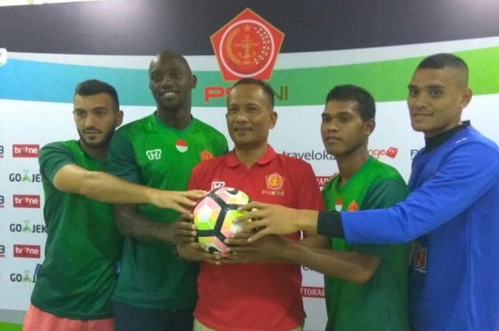 Asisten manajer Letkol CPM Zainul Arifin (tengah) memperkenalkan empat pemain baru. Mereka adalah Redouane Zerzouri, Anzite Franklin, Ismy Y. Hatuwe, dan kiper Pijai Samallo, di Stadion Pakansari, Bogor, Selasa (29/8/2017).