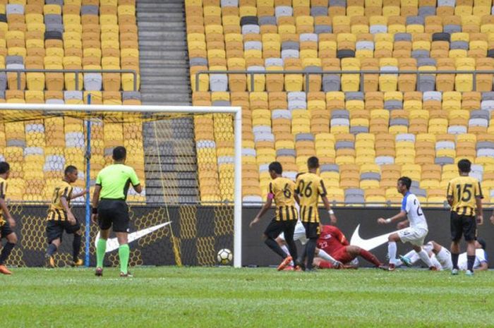 Para pemain timnas U-16 Malaysia (kaus kuning hitam) dan timnas U-16 India dalam laga persahabatan di Stadion nasional Bukit Jalil, Kuala Lumpur, 26 Juli 2018. 